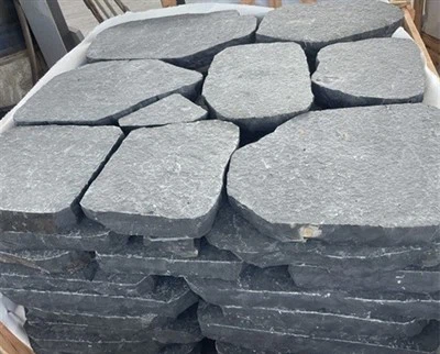 কালো ব্যাসল্ট স্টেপিং স্টোন